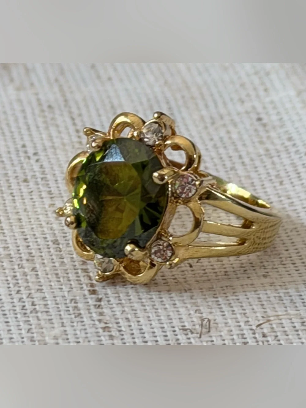 Gold-Tone Scalloped Cluster Ring with Faceted Green Stone - Size 7